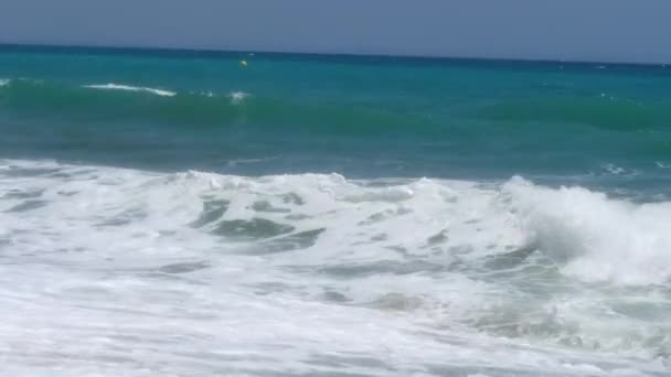 Filmato Onde Che Infrangono Una Bellissima Spiaggia Sabbia Della Costa — Video Stock