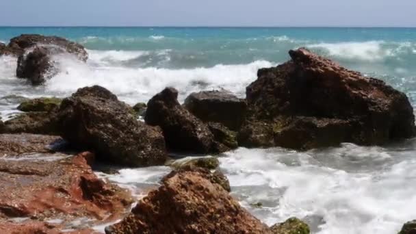 Filmato Onde Che Infrangono Una Bellissima Spiaggia Sabbia Bianca Spagna — Video Stock