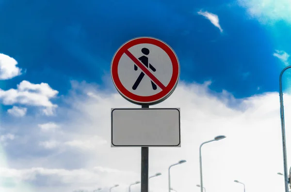 표지판이있는 배경의 빌보드 보행자 통로는 금지되어 있습니다 — 스톡 사진