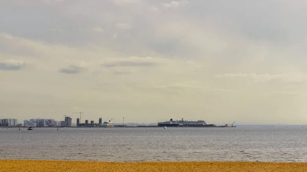Pohled Přístavní Záliv Obrovskými Výletními Loděmi Městské Pláže — Stock fotografie