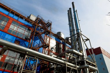 yakındaki alan ve tesislere ısı ve elektrik sağlamak için gaz trafo, kazan ve ısıtma sistemi.