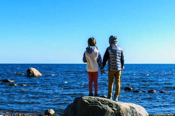 bu dünyayı ve birbirini her şeyden çok seven iki küçük kız kardeş ikiz, küçük çocukların ilişkilerinin hassasiyeti