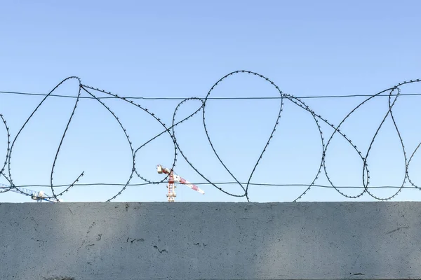 Fence Barbed Wire Protects Building Thieves — Stock Photo, Image