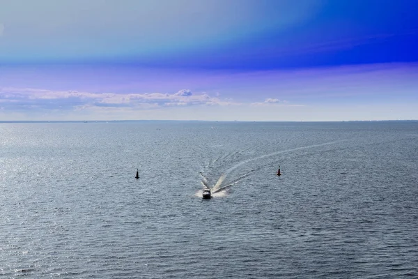 페어웨이의 하늘과 바다를 구조대의 보트가 달려간다 — 스톡 사진