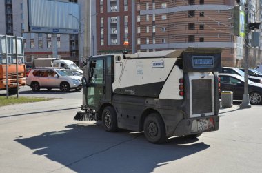 Rusya'nın kuzey başkenti sokaklarında temizlik küçük çamaşır makinesi, çok fonksiyonlu temizlik ekipmanları.