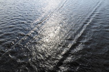 sürat teknesi, yüksek hızda geçen, su üzerinde güzel çizgiler bıraktı ve yüksek bir dalga kaldırdı. koyu mavi soğuk su ile deniz