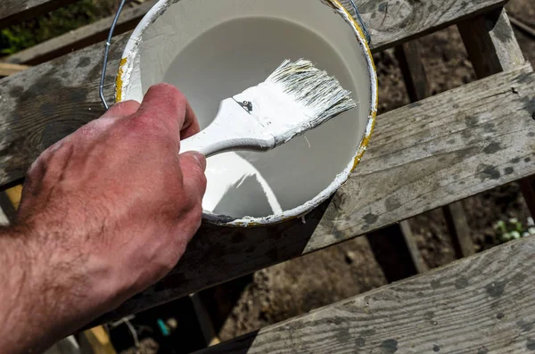 Malarz Ręczny Pędzlem Słoik Białej Farby Przygotowuje Się Malowania Domu — Zdjęcie stockowe