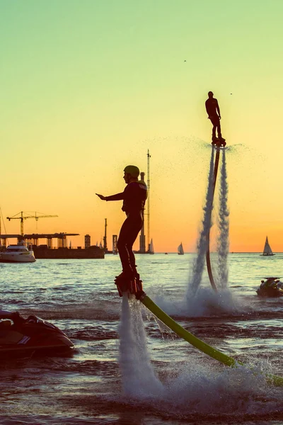 Flyboard Céu Noturno São Petersburgo Voando Voando Sobre Pessoas Água — Fotografia de Stock