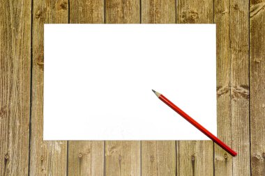 ahşap bir arka plan, kırmızı kalem ile kağıt beyaz bir levha üzerinde kopya alanı. reklam ve kayıt yeri