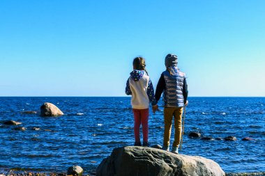 bu dünyayı ve birbirini her şeyden çok seven iki küçük kız kardeş ikiz, küçük çocukların ilişkilerinin hassasiyeti