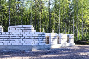 sıcak bir soba üzerinde havalandırılmış betondan yapılmış bir evin inşaatı, döküm Vakfı. Rusya'nın uzak Kuzey doğası