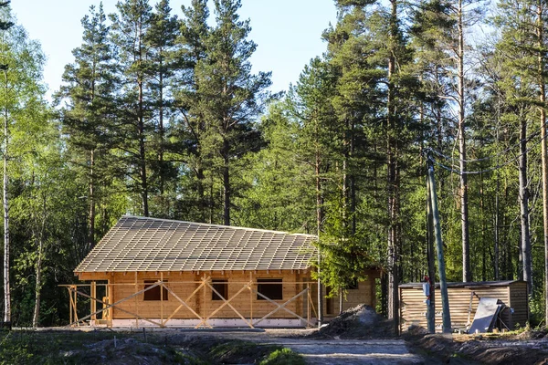 Construcción Una Hermosa Casa Madera Armoniosamente Adaptada Naturaleza Del Norte —  Fotos de Stock