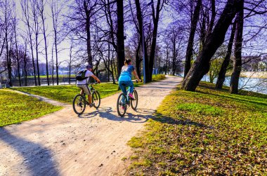 Güzel bir şehir Park Bisiklet, sağlıklı yaşam tarzı