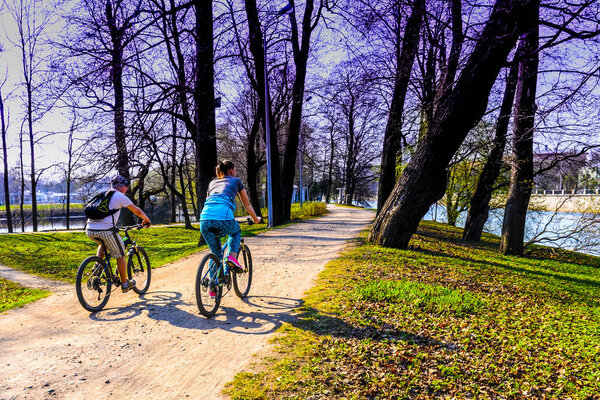 две маленькие сестры близнецы, которые любят этот мир и друг друга больше всего на свете, нежность отношений маленьких детей. концепция единства с природой. концепция единства с природой
