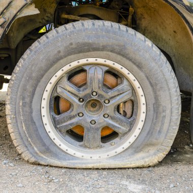 tekerlek, aracın hareketsizliği, yaşı, kesme veya delinme lastikleri sonucunda indirilir. lastik işi.