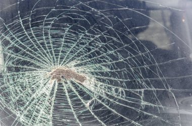 bir taş ya da parke taşı hızla arabaya uçtu gibi ön cam parçaladı. kırık bir ön cam parçaları ve izleri, doku çatlakları, boşanma çevreleri kavramı