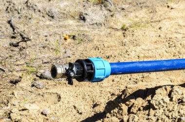 döşeme ve özel bir ev için bir su hortumu bağlantısı. döşeme ve su borusu, eve su temini için hortum bağlama kavramı.