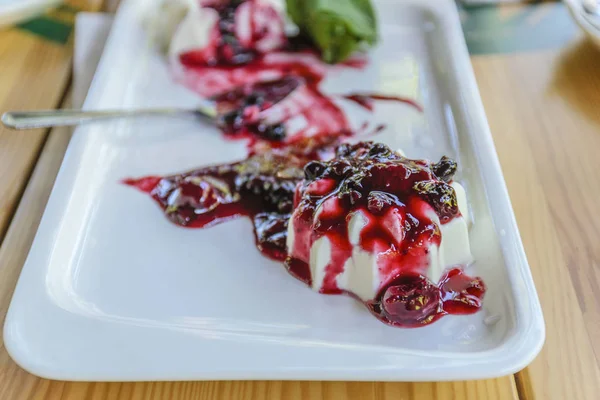 Panakota Auf Einem Weißen Rechteckigen Teller Dessert Aus Sahne Und — Stockfoto