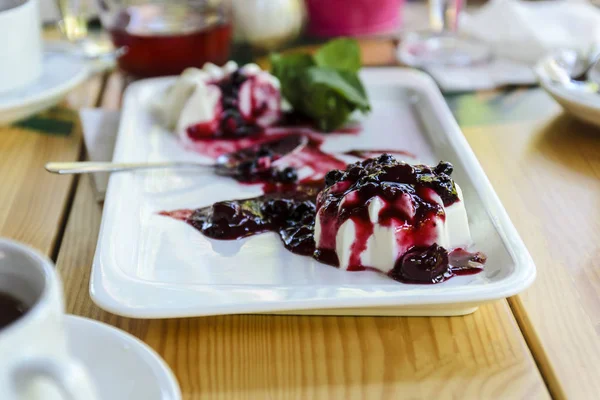 Panakota Auf Einem Weißen Rechteckigen Teller Dessert Aus Sahne Und — Stockfoto