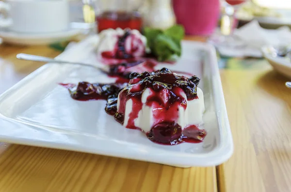 Panakota Auf Einem Weißen Rechteckigen Teller Dessert Aus Sahne Und — Stockfoto