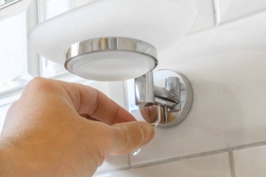 Banyoda fincan tutucu montajı. konut alanı düzenleme ve onarım kavramı