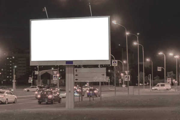 Αφίσα Στη Νυχτερινή Πόλη Στην Άκρη Του Δρόμου Διαφήμιση Και — Φωτογραφία Αρχείου