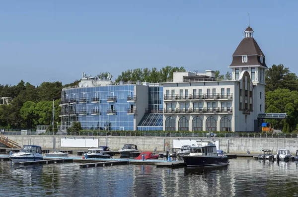 Mały Hotel Własnym Molo Piękne Jachty Łodzie Plaży Tle Pięknych — Zdjęcie stockowe