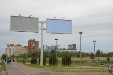 Şehrin arka planında iki büyük şehir Billboard ve bulutlu, kasvetli Kuzey gökyüzü.