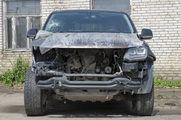 自動車事故 自動車事故 車の前部が墜落し ひどく壊れ 車は修理サービス Suv の修理が必要 — ストック写真