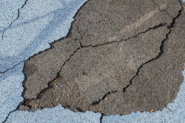 çatlaklar ile kauçuk kaplama dokusu enfekte ve terk edilmiş alanda eski Playground ortaya çıktı.