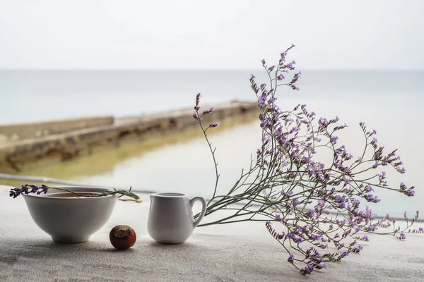 美丽的山薰衣草花和美味的午餐组成 热汤在白盘 一个小容器与酸奶油和栗子的背景 在水陆和海洋 — 图库照片