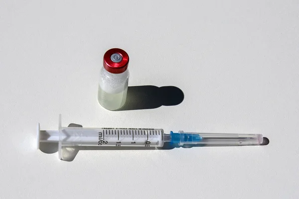 Impfstoff Fläschchen Mit Spritze Auf Weißem Hintergrund — Stockfoto