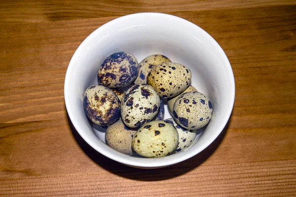 Huevos Codorniz Pequeño Plato Blanco Sobre Fondo Madera Pie Sobre — Foto de Stock