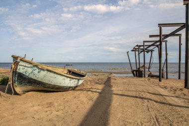 eski balıkçı köyünde tekneler başlatmak için deniz, kum ve kırık Telfer üstgeçit arka planda eski büyük balıkçı teknesi.