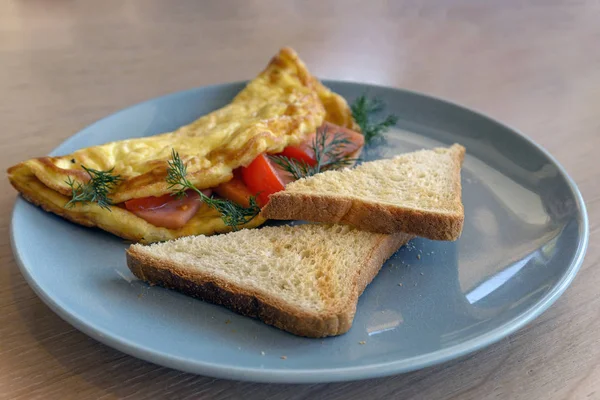 Deliciosa Omelete Ovos Codorna Frango Com Tomates Ervas Prato Esmeralda — Fotografia de Stock