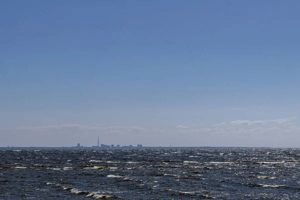 市街地の眺め 超高層ビルのある大都市の遠くに見える青い空と美しい青い海 — ストック写真