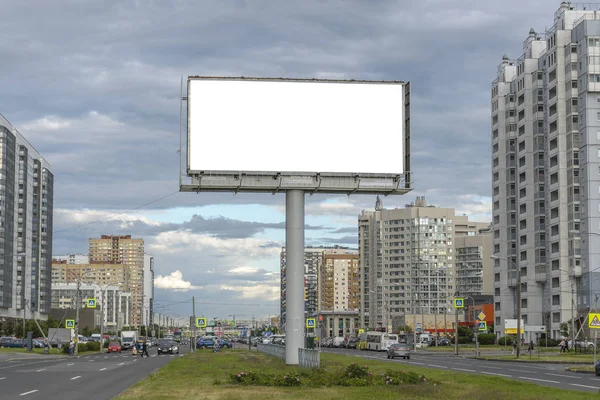 metin ve resimler için büyük Billboard, reklam, büyük evlerin ortasında iki yol geçiş arasında duruyor