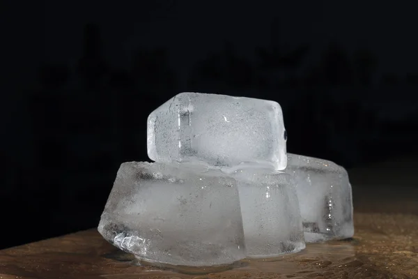 Cubos Gelo Estão Uma Mesa Madeira — Fotografia de Stock