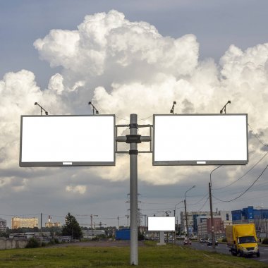yol yakınındaki güzel kalın bulutların bir arka plan üzerinde reklam, metin, illüstrasyon ve resimler için üç reklam panoları.