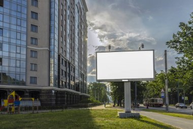 güzel bulutların arka planda reklam, metin ve illüstrasyonlar için büyük bir Billboard güzel bir ev ve Playground yanında duruyor.