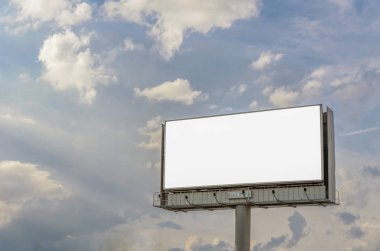 Güçlü ve güzel bulutların arka planına karşı, bir direk üzerinde duran reklam ile metin ve resimler için beyaz arka plan ile Billboard.