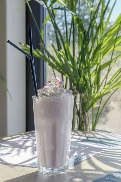 Koude Milkshake Met Aardbeien Marshmallow Een Houten Tafel Tegen Een — Stockfoto