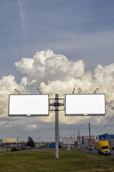 Три Щити Реклами Тексту Ілюстрацій Зображень Тлі Красивих Товстих Хмар — стокове фото