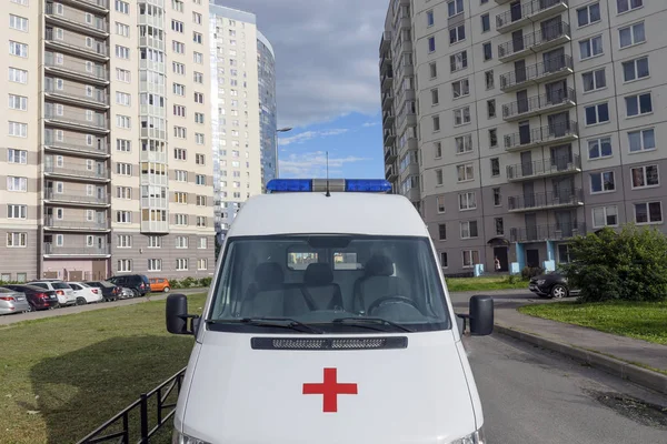 Una Ambulancia Está Patio Casa — Foto de Stock