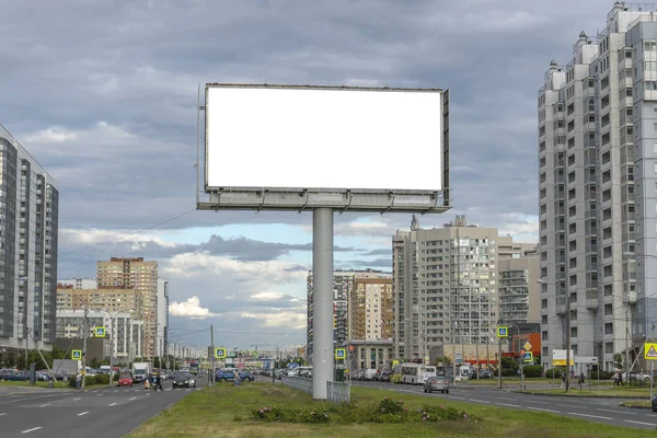 巨大的广告牌为您的文字和图片 站在两条道路之间的交叉在大房子中间 — 图库照片
