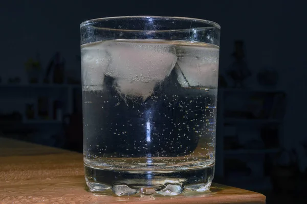 Skleničku Studené Čisté Pitné Vody Ledem — Stock fotografie