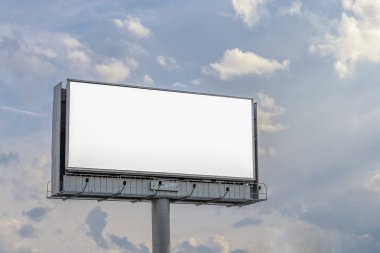 Güçlü ve güzel bulutların arka planına karşı, bir direk üzerinde duran reklam ile metin ve resimler için beyaz arka plan ile Billboard.
