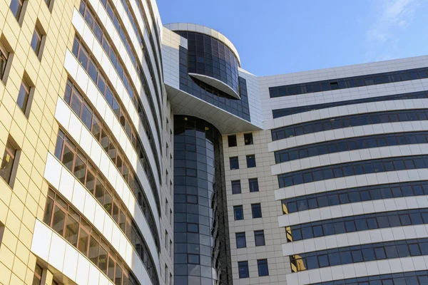 ビジネスセンターのコンセプト 青空の背景に素敵なガラスの建物 — ストック写真