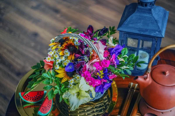 Teekomposition Mit Blumen Und Einem Schönen Schwarzen Kerzenständer Auf Dem — Stockfoto