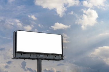 Güçlü ve güzel bulutların arka planına karşı, bir direk üzerinde duran reklam ile metin ve resimler için beyaz arka plan ile Billboard.